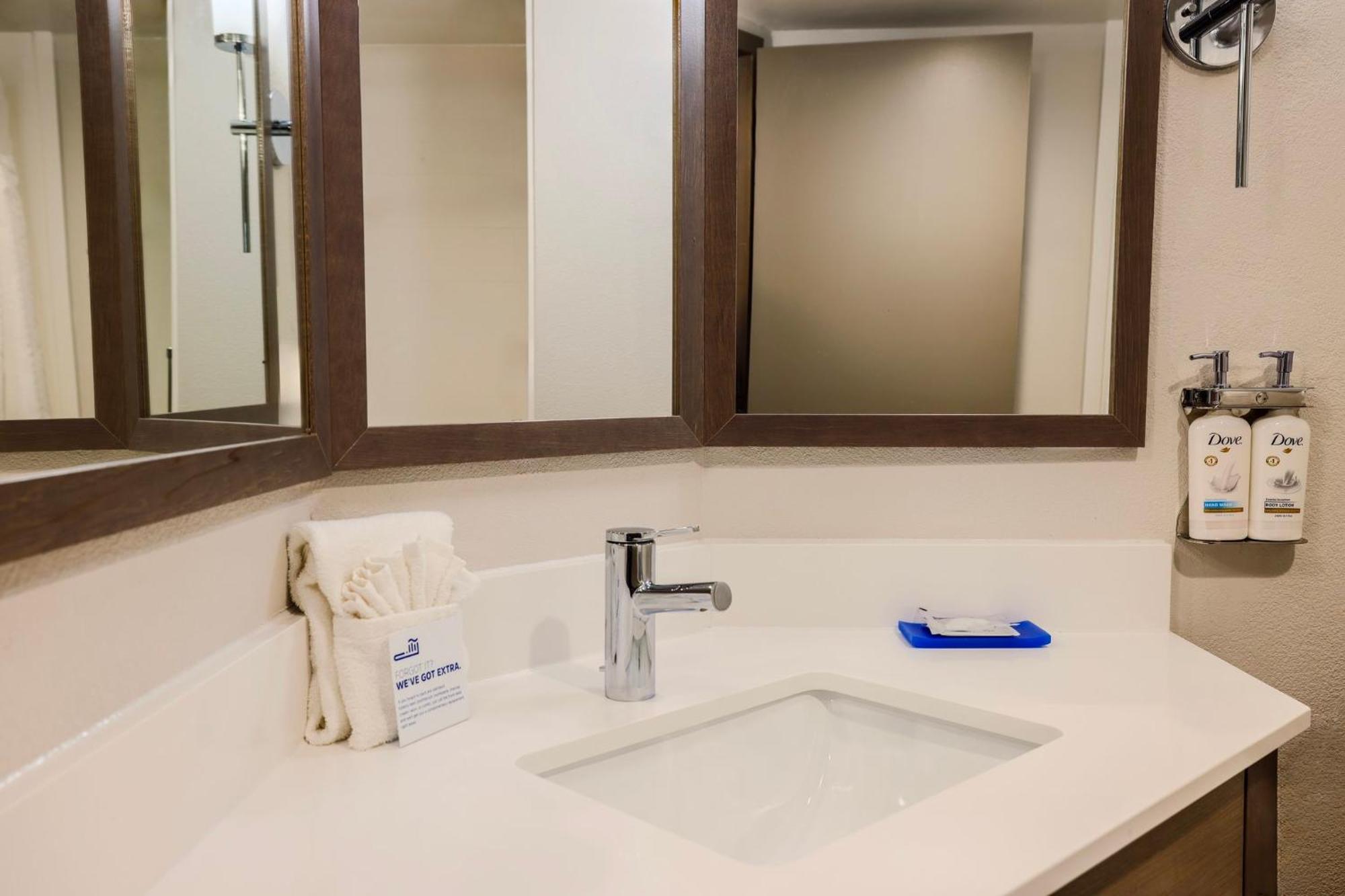 Holiday Inn Express Burlington By Ihg Luaran gambar